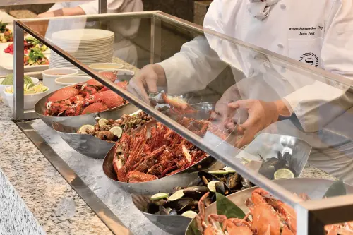 ▲新竹喜來登大飯店「盛宴自助餐廳」針對護理師人員推優惠，5月12日至5月29日每週一至週四憑證件吃下午茶及晚餐餐期享有「三位成人同行一人免費」。（圖／新竹喜來登提供）