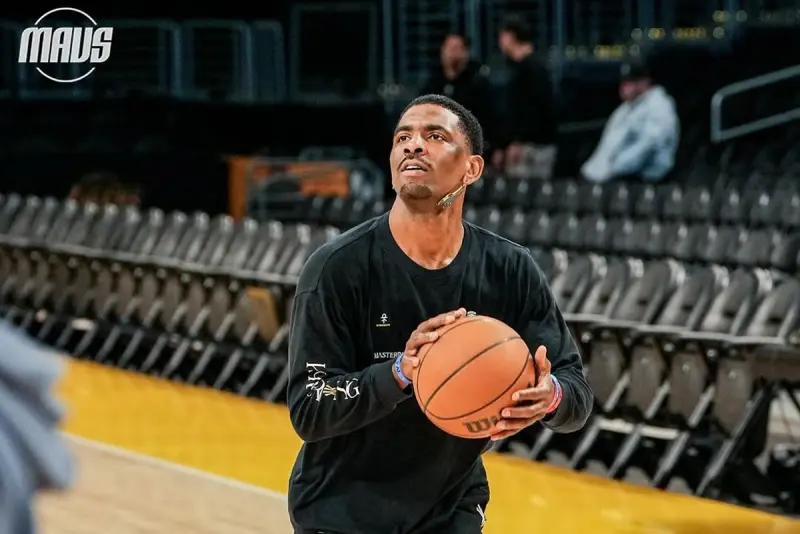 ▲在今（26）日達拉斯獨行俠在交易後首次前進洛杉磯湖人主場、對決紫金大軍前夕，獨行俠明星後衛Kyrie Irving換上了全新的造型，剃掉標誌的絡腮鬍，迎接前隊友Luka Doncic。（圖／美聯社／達志影像）