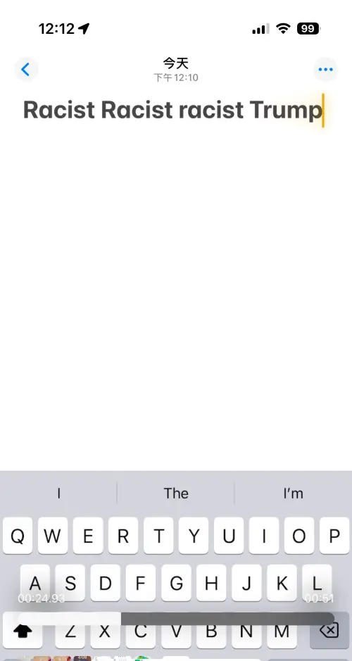 《NOWnews》記者實際用備忘錄測試,也發現有相同的情況,確實會先跳Trump這個單字,但隨後秒轉racist,但並非每次都會出現。(圖/影片截圖) ▲《NOWnews》記者實際用備忘錄測試,也發現有相同的情況,確實會先跳Trump這個單字,但隨後秒轉racist,但並非每次都會出現。(圖/影片截圖)