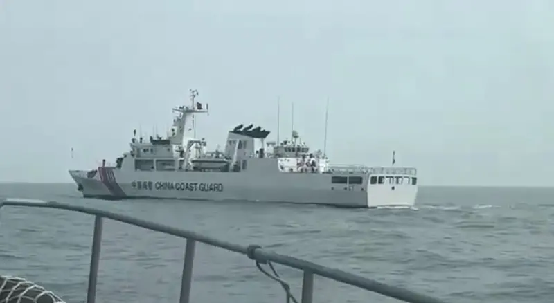 ▲中國海警局昨（25）日於微博網頁版表示「福建海警位金門附近海域依法開展常態化執法巡查」，海巡署嚴正駁斥表示，中國海警1年來是常態性侵擾金門水域達60次，昨日又有4艘海警船侵擾，立即出動4艘巡防艇併航監控、驅離。（圖／海巡署提供）