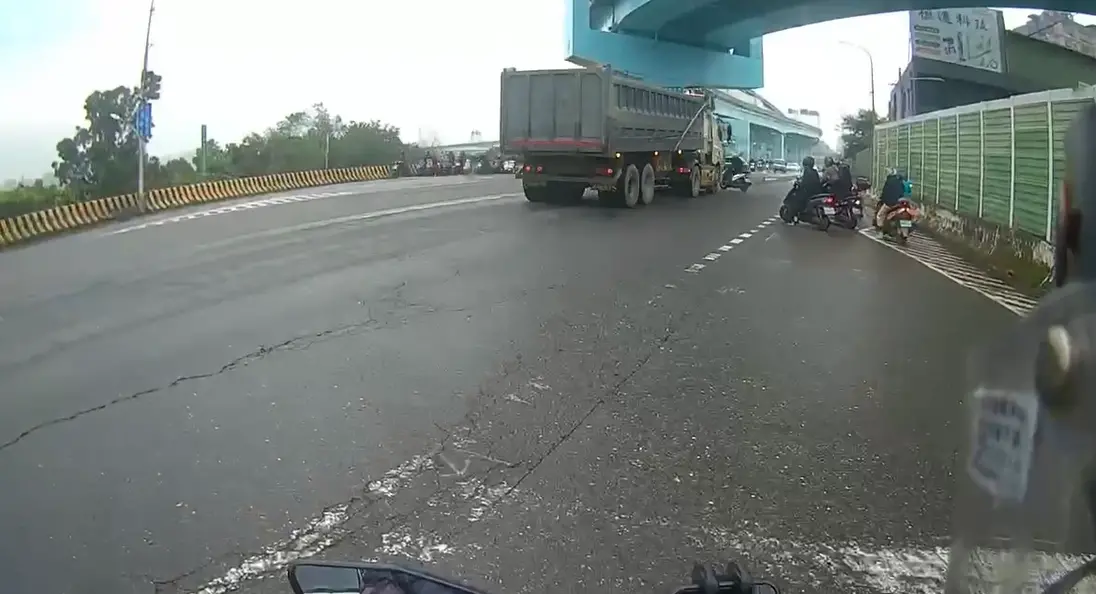 ▲新北市土城上午發生一起死亡車禍，一輛闖紅燈砂石車當場撞上準備起步機車，騎士送醫後傷重不治。（圖／讀者提供）