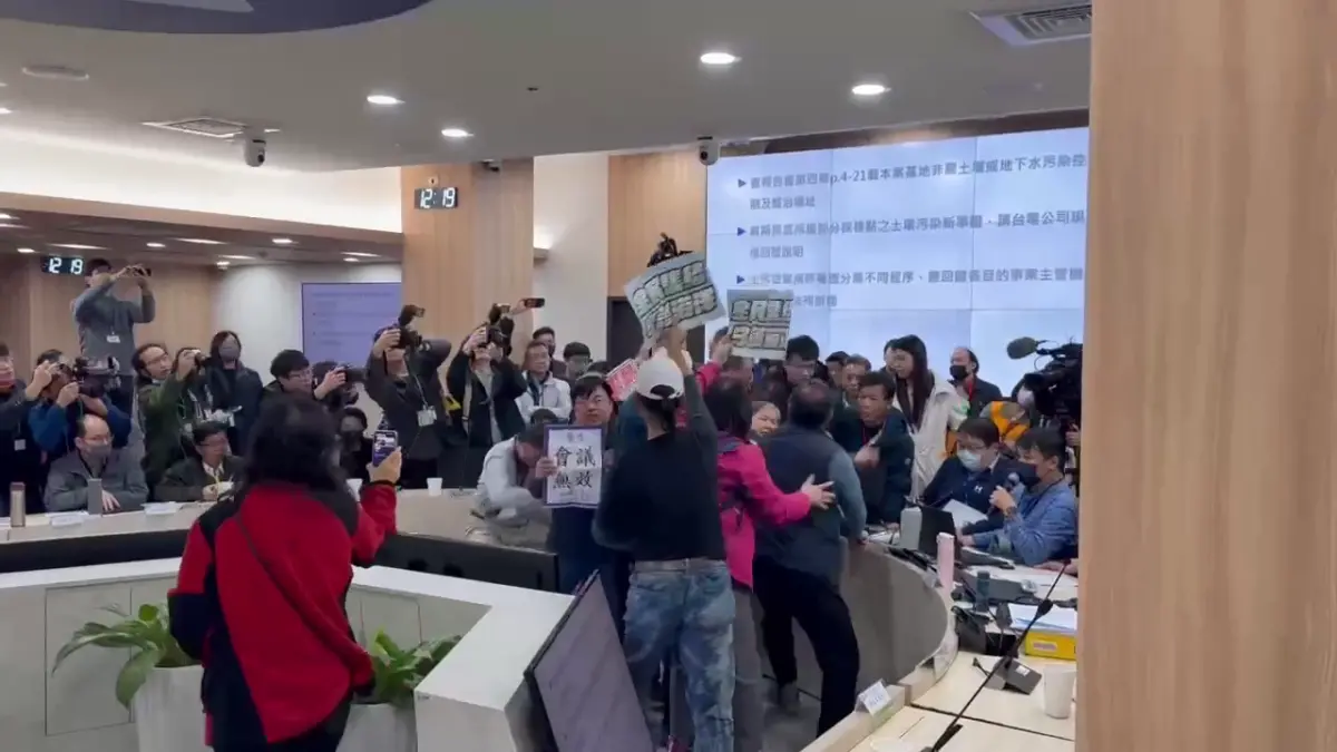 ▲環境部26日召開環評大會審查四接案。正反對兩派民眾爆發激烈衝突。（圖／NOWnews資料照片）