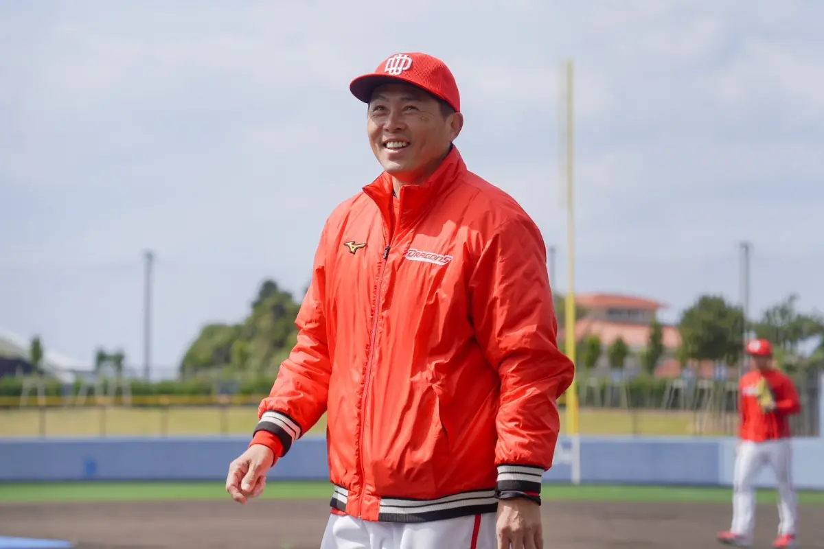 ▲味全龍總教練葉君璋聊到近日成為焦點的「魚雷球棒」，認為造型上來看確實有優勢，若是球棒符合規定，引入台灣當然沒問題。（圖／味全龍提供）