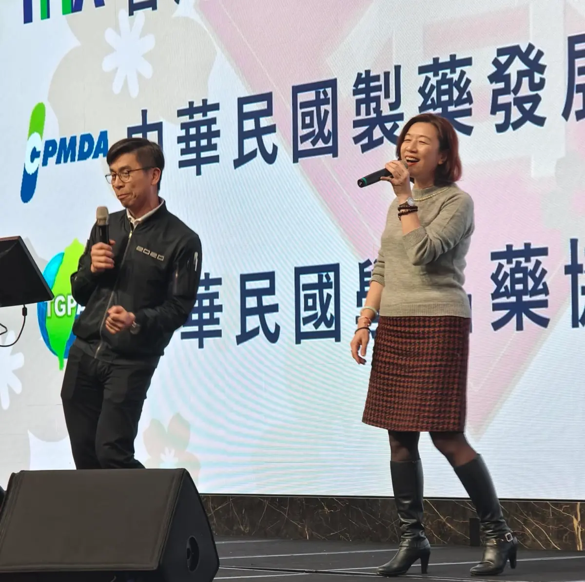 ▲衛福部次長林靜儀（圖右）日前狠嗆醫護人員「呵呵你的小腦袋」，今（26）日再被桃園市議員凌濤爆料，2月19日在製藥公會尾牙嗨唱。（圖／取自凌濤臉書）