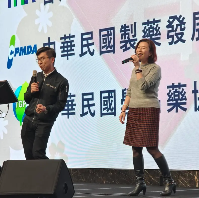 ▲衛福部次長林靜儀（圖右）日前狠嗆醫護人員「呵呵你的小腦袋」，今（26）日再被桃園市議員凌濤爆料，2月19日在製藥公會尾牙嗨唱。（圖／取自凌濤臉書）