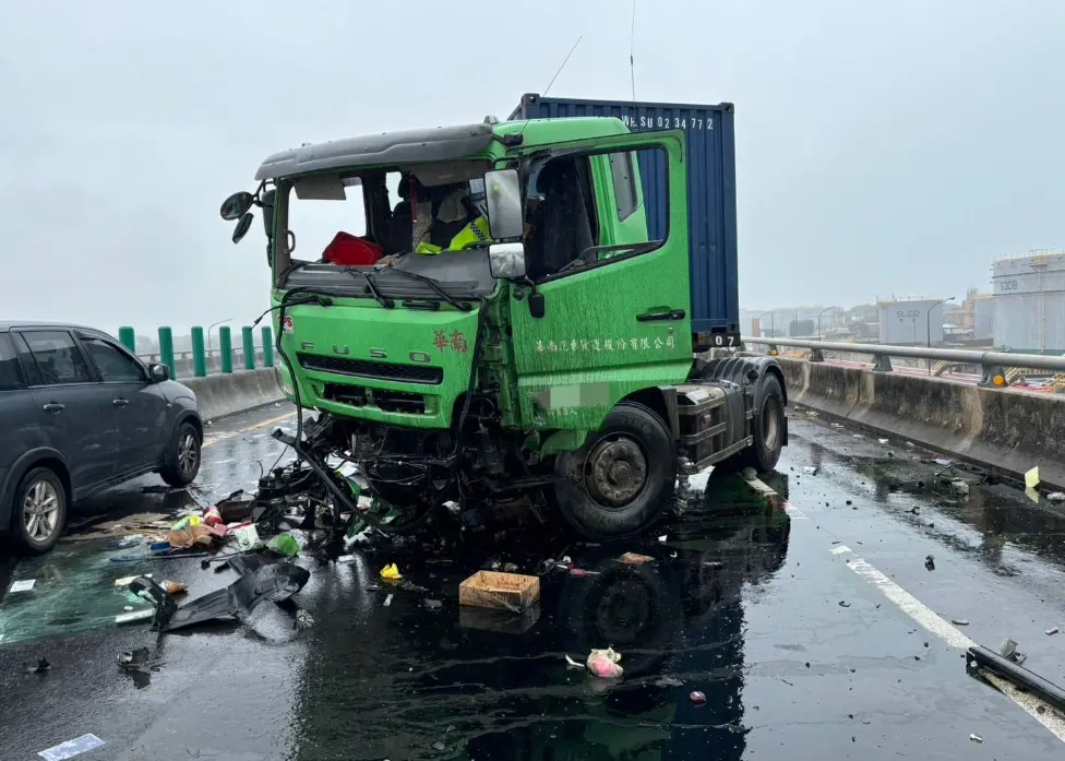 ▲桃園市大園區台61線南向23.7K處發生死亡車禍。一輛曳引車駕駛不明原因自撞，當場被拋飛車外，摔落平面道路，送醫不治。（圖／翻攝畫面）