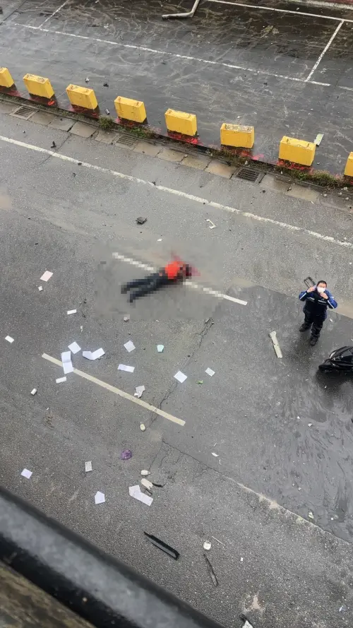 曳引車駕駛行駛大園區台61線南向23.7K處,突然自撞,人當場被拋飛車外,摔落平面道路,倒臥血泊中。(圖/翻攝畫面) ▲曳引車駕駛行駛大園區台61線南向23.7K處,突然自撞,人當場被拋飛車外,摔落平面道路,倒臥血泊中。(圖/翻攝畫面)