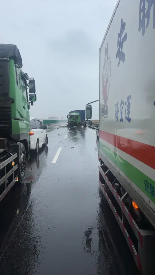 桃園市大園區台61線南向23.7K處發生死亡車禍。一輛曳引車駕駛不明原因自撞,當場被拋飛車外,摔落平面道路,送醫不治。(圖/翻攝畫面) ▲桃園市大園區台61線南向23.7K處發生死亡車禍。一輛曳引車駕駛不明原因自撞,當場被拋飛車外,摔落平面道路,送醫不治。(圖/翻攝畫面)