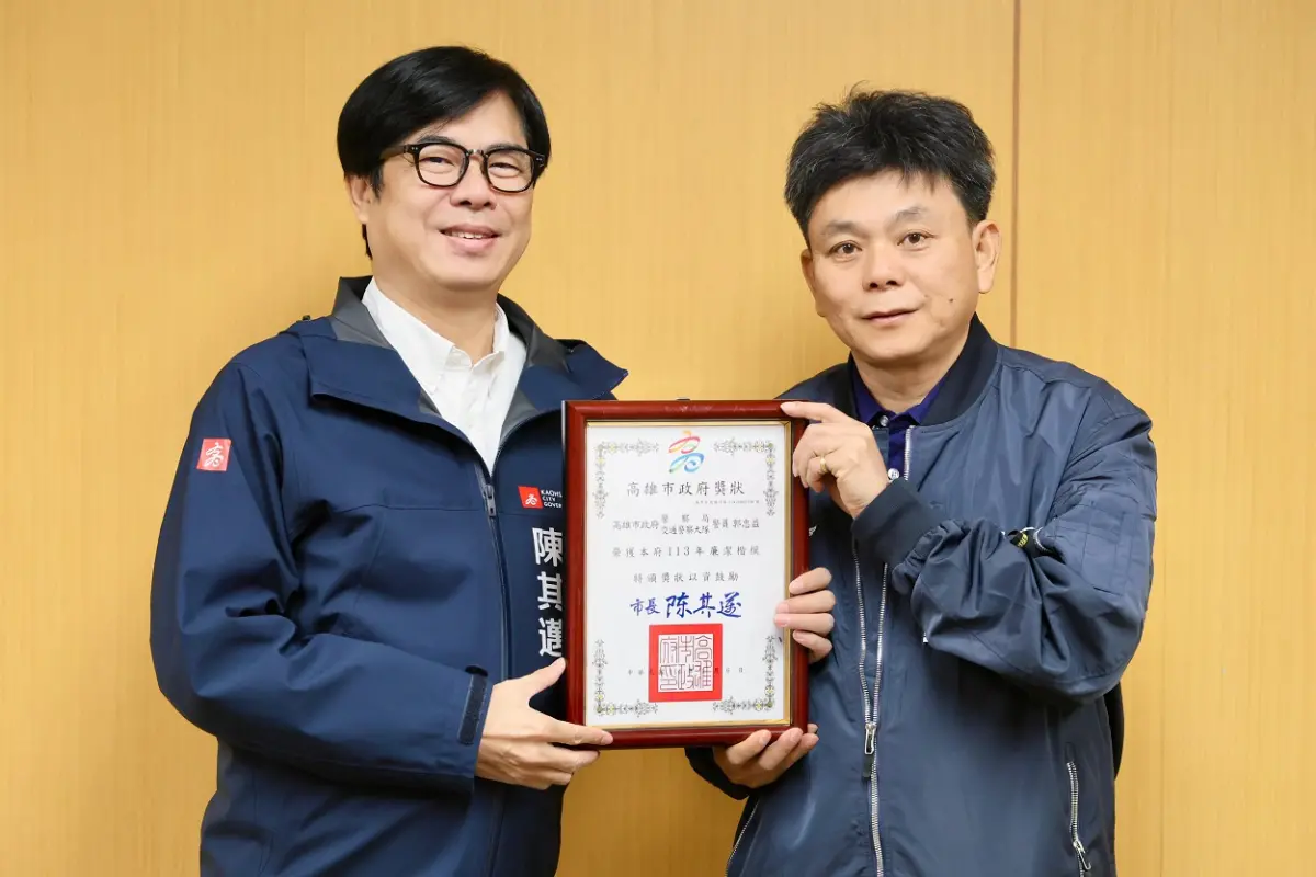 ▲高市警局交通大隊員警郭忠益負責承辦該大隊採購案，全年度節省公帑高達3,711萬餘獲市長陳其邁公開頒獎表揚為113年度廉潔楷模。（圖／高市警局提供）