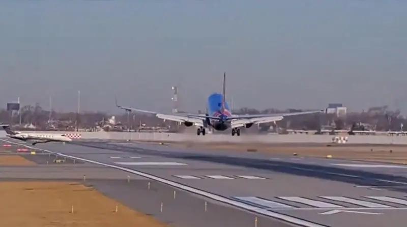 ▲ 美國西南航空客機降落時，一架私人飛機闖入跑道，客機立刻重新爬升，所幸閃過私人飛機，（圖／翻攝自Ｘ）
