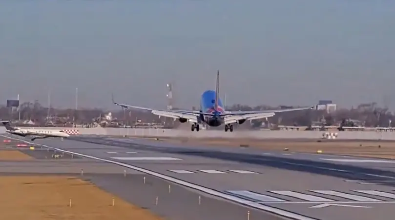 ▲ 美國西南航空客機降落時，一架私人飛機闖入跑道，客機立刻重新爬升，所幸閃過私人飛機，（圖／翻攝自Ｘ）