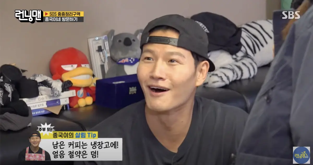 ▲金鐘國家中冰箱堆滿放很久的小菜，陽台上也全都是塑膠袋和紙袋，讓《Running Man》成員看到後都相當驚訝。（圖／翻攝自 런닝맨 - 스브스 공식 채널 YouTube）