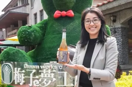 美女進階美魔女！最美縣長許淑華眼鏡造型初亮相　自爆已有老花眼
