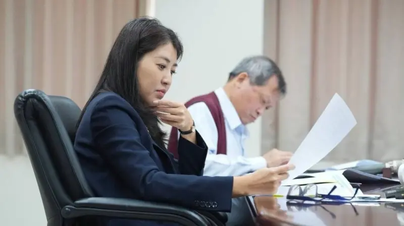 ▲許淑華星期一主持縣政會議時，桌上就放著老花眼鏡。（圖／翻攝許淑華臉書，2025.02.26）