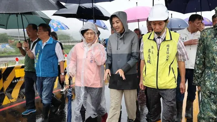 ▲去年凱米颱風來襲，許淑華勘災時穿著的雨衣在網路掀起熱議。（資料畫面／南投縣政府提供）