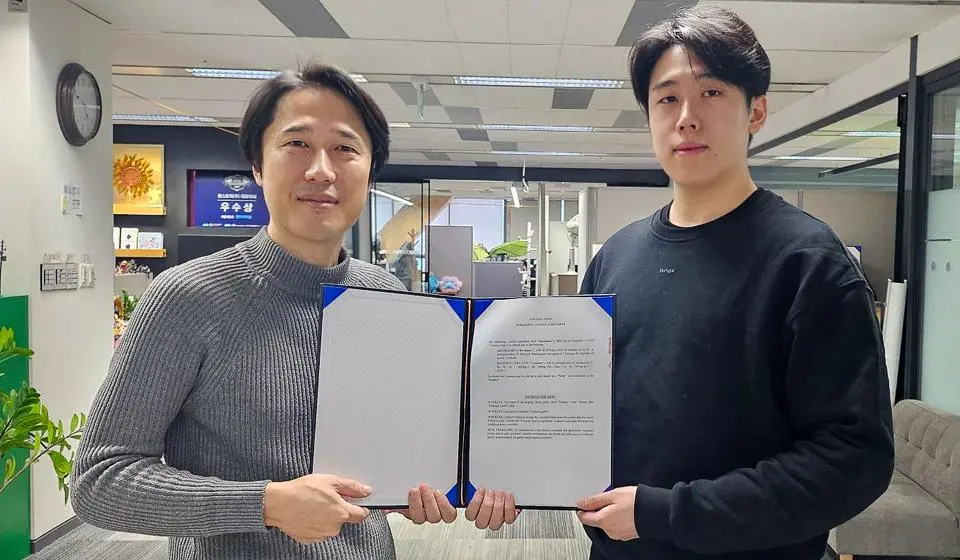 ▲Arum Games 首席執行官 Byungjong Kang（左）和 ZTQ Games 台灣總監 Matthew Chou（右）共同簽署合約。（圖／品牌提供）