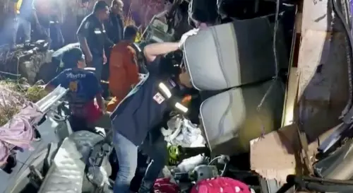 影／17死40傷！公車翻覆意外現場曝　泰國巴士「車頂完全被掀翻」
