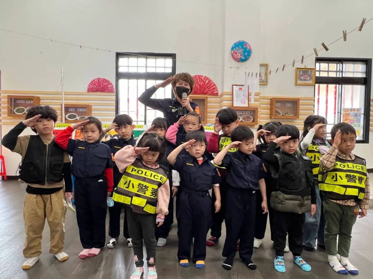 ▲高市警局婦幼警察隊優莉姊姊於今(26)日上午應邀至火焰蟲非營利幼兒園，向小朋友進行兒童安全宣導，並讓寶貝們變身小小警察啦！（圖／高市婦幼隊提供）