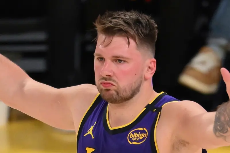 ▲Luka Doncic在對戰老東家獨行俠的比賽中，繳出19分15籃板12助攻的全面表現，完成湖人生涯首次大三元，並賽後坦言這場比賽讓自己感觸良多，至於賽後，他已經筋疲力盡了，很想要上床睡覺。（圖／美聯社／達志影像）