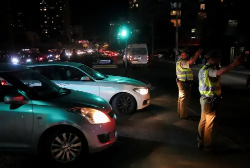 ▲受到停電波及,智利交通號誌熄滅,火車停駛,警察與民眾在十字路口協力指揮交通。(圖/路透社/達志影像) ▲受到停電波及,智利交通號誌熄滅,火車停駛,警察與民眾在十字路口協力指揮交通。(圖/路透社/達志影像)