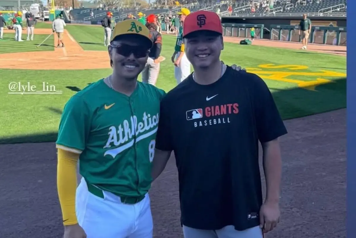 ▲效力舊金山巨人的旅美投手鄧愷威今（26）日教手奧克蘭運動家時，與旅美捕手林家正合影。（圖／取自鄧愷威個人IG）