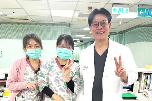醫護靠雞排珍奶挺過急診風暴 這家醫院急重症「神奇」出現空床 ▲「大家都生病生過一輪」!彰基醫護挺過急診風暴,開心比出勝利手勢。(圖/彰化基督教醫院提供,2025.02.26)
