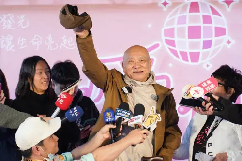 ▲凌峰聯訪一半，突然脫下帽子說「我頭是發亮的！這是上帝的憐憫」。（圖／優質生命協會提供）