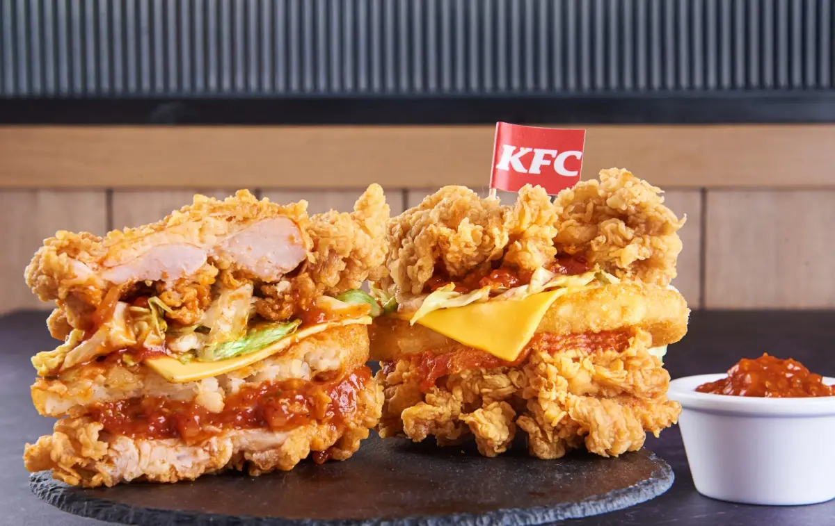 ▲肯德基「咔啦肉霸堡」(Zinger Double Down)在台灣真的吃得到了！將在3月4日正式登場，「莎莎咔啦肉霸堡」以雙層酥脆炸雞腿夾入薯餅，外觀與做法也搶先公布。（圖／肯德基提供）