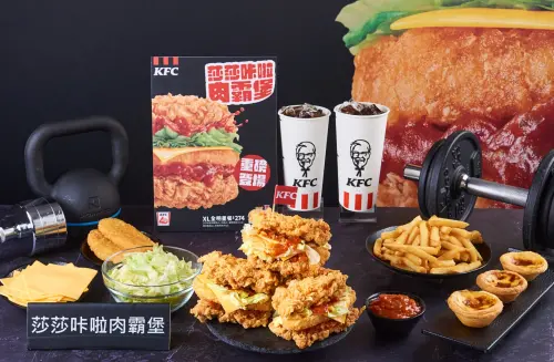 ▲肯德基全新「莎莎咔啦肉霸堡」是以咔啦雞腿排取代麵包，再夾入薯餅，3月4日將開賣。（圖／肯德基提供）