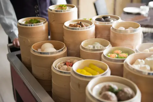 ▲高雄翰品酒店三樓港都茶樓舉辦「幸運號碼球港點免費送」活動，凡2月27日當天在港都茶樓用餐的顧客，每桌可獲得一顆幸運號碼球，將有機會可免費獲得蒸籠點心兩份。（圖／高雄翰品酒店提供）