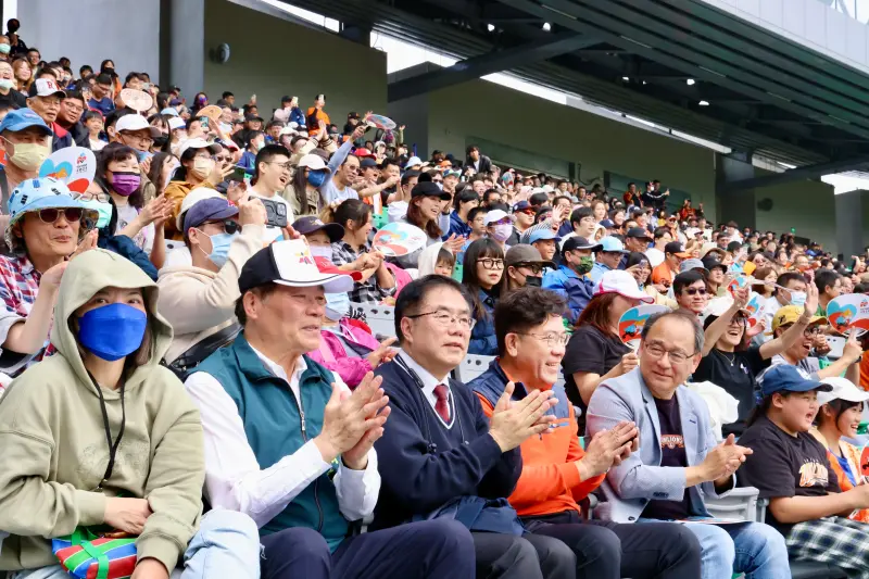 ▲韓國職棒NC恐龍隊今對戰臺南在地統一獅球隊市長黃偉哲特別現身到亞太棒球場成棒主球場，與統一獅喵喵們一起為統一獅加油。（圖／南市府提供）