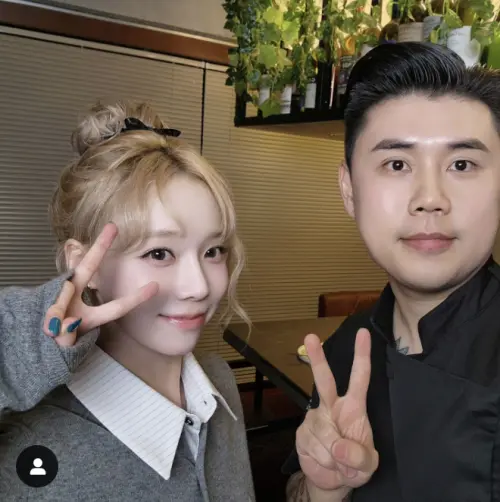 ▲權聖晙（右）在節目中奪冠後獲得超高知名度，也曾經和韓國女團aespa Winter（左）合作擔任對方料理老師。（圖／權聖晙IG）