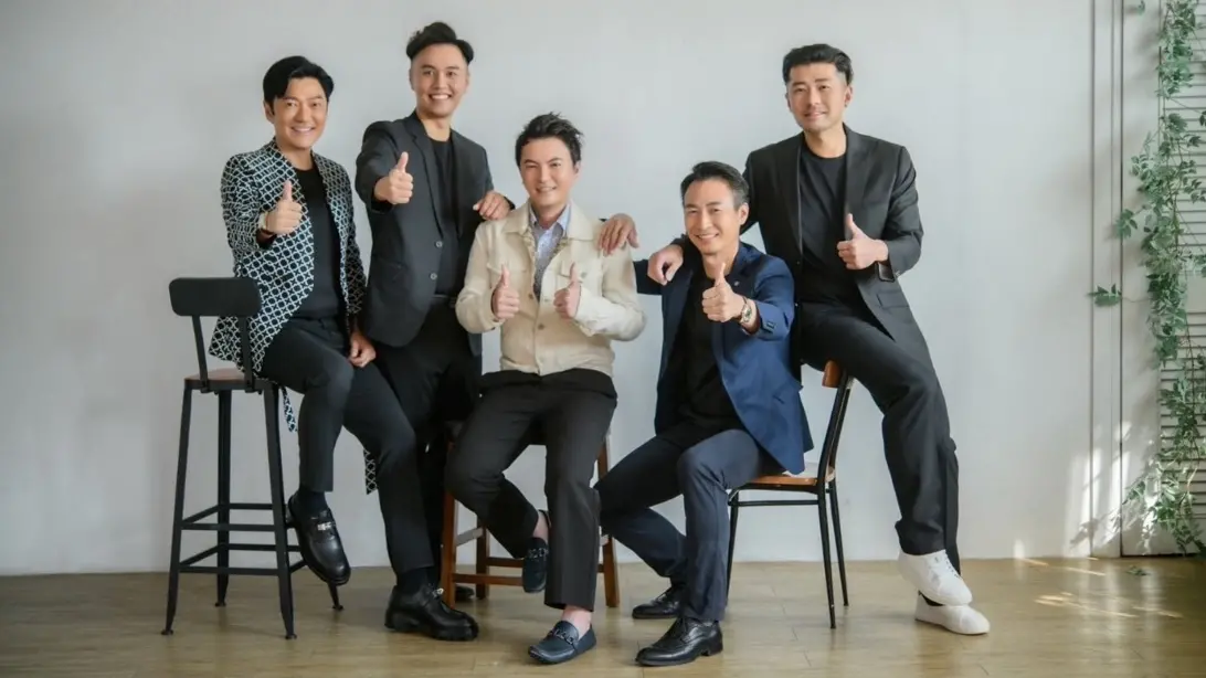 ▲李小龍旅行趣三立旅行社領隊團體合照。（圖／翻攝畫面）