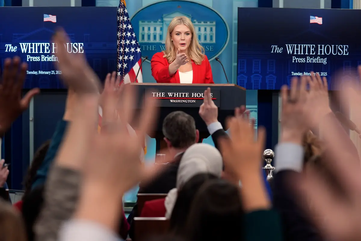 ▲白宮發言人李威特(Karoline Leavitt)宣布，白宮未來將自行決定誰能參與白宮記者團。（圖／美聯社／達志影像）