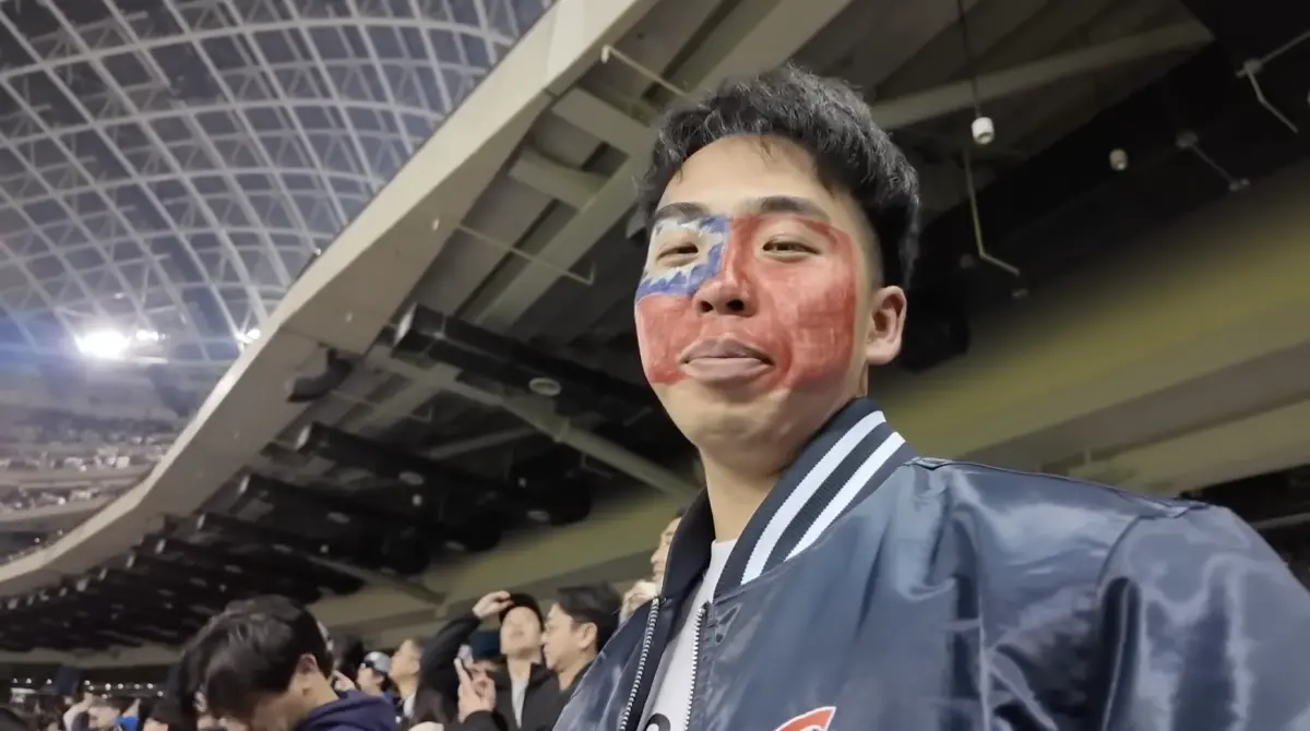▲日本YouTuber「B桑」昨日特地飛來台灣，現身大巨蛋替中華隊應援，臉上還畫著台灣國旗，跟著台灣球迷一起嗨唱應援曲，祝福中華隊順利晉級2026經典賽正賽。（圖／翻攝自YT「B-モレル B桑」）