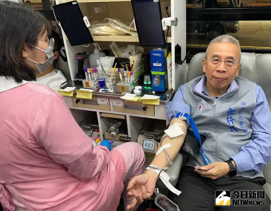 ▲台灣中油公司石化事業部舉辦百萬CC熱血公益捐血活動，執行長黃三泰(右)率先挽袖捐血。(圖／記者黃守作攝，2025.02.26)