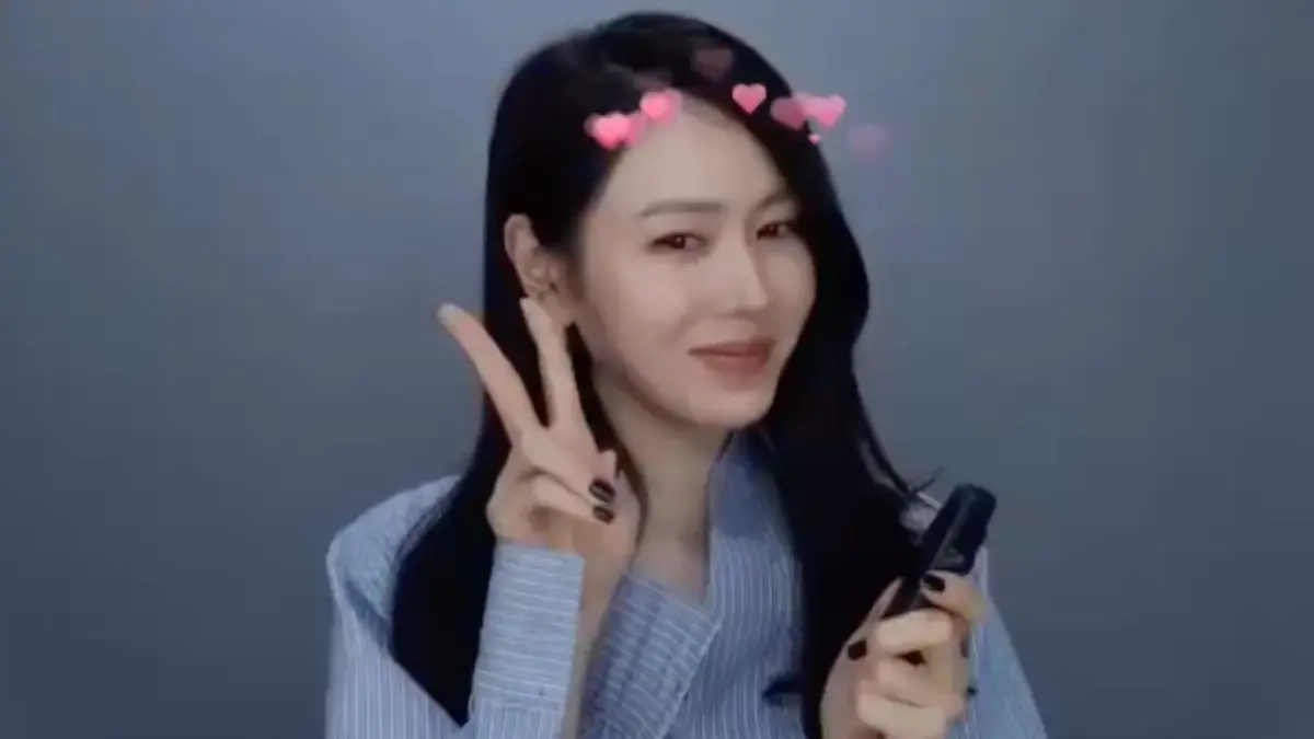 ▲韓國女星孫藝真近日受邀出席時尚品牌活動，平日保養得當的她，看起來一點也不像43歲，身高165公分的她也擁有接近8頭身的魔鬼比例，讓粉絲看紛紛暴動笑喊：「只有我們老！」（圖／孫藝真IG）