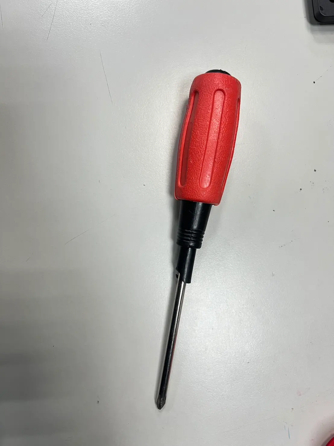 ▲萬華區的國小門口傳出隨機攻擊案，42歲吳女遭人持螺絲起子攻擊。（圖／警方提供）