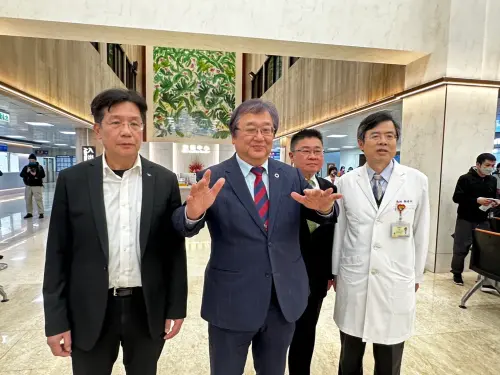 ▲衛福部長邱泰源突襲雙北市醫院,並接受訪問。(圖/衛福部) ▲衛福部長邱泰源(中)突襲雙北市醫院,並接受訪問。(圖/衛福部)