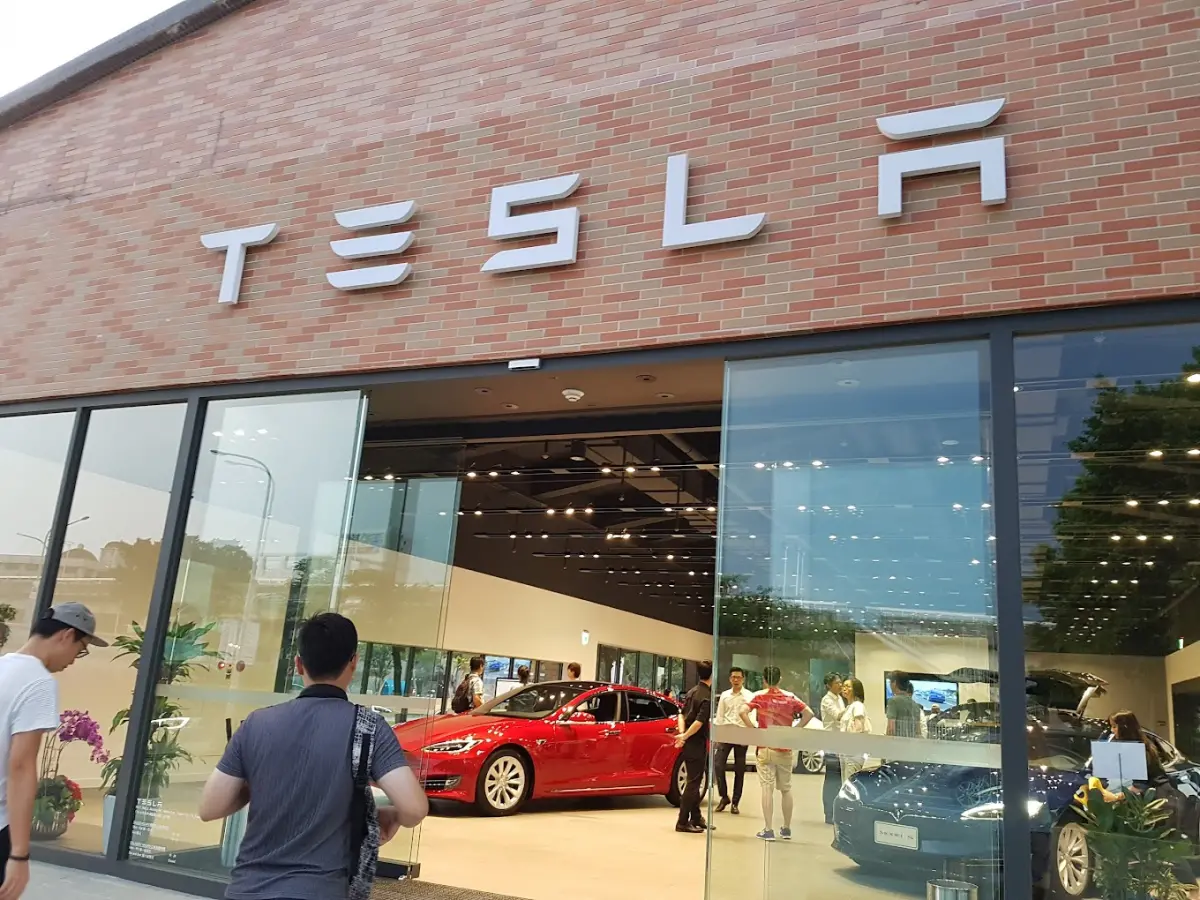 ▲特斯拉（Tesla）內湖服務體驗中心即將在3月8日暫停營業，該處是特斯拉在台灣的第一個服務體驗中心。（圖／Google評價）