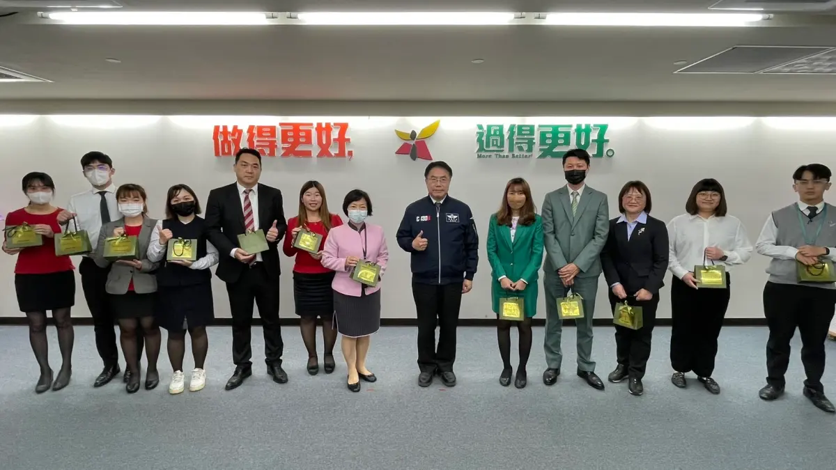 ▲黃偉哲於市府治安會報中公開表揚今年1月份金融及超商成功阻詐137件，有功220位人員，成功攔阻詐騙款項逾新臺幣1億483萬餘元。(圖／南市府提供)