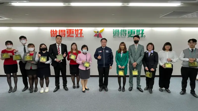 ▲黃偉哲於市府治安會報中公開表揚今年1月份金融及超商成功阻詐137件，有功220位人員，成功攔阻詐騙款項逾新臺幣1億483萬餘元。(圖／南市府提供)