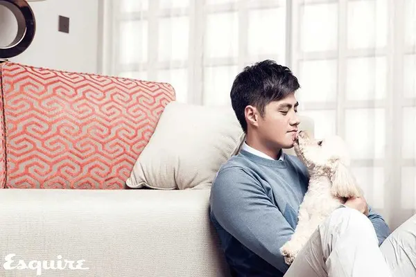 ▲陳偉殷曾在2016年與愛犬Katsu登上雜誌封面，他過往返台行程相對低調，但每次必定公開行程就是出席動保相關活動，為動物相關議題發聲不遺餘力。（圖／取自君子雜誌）