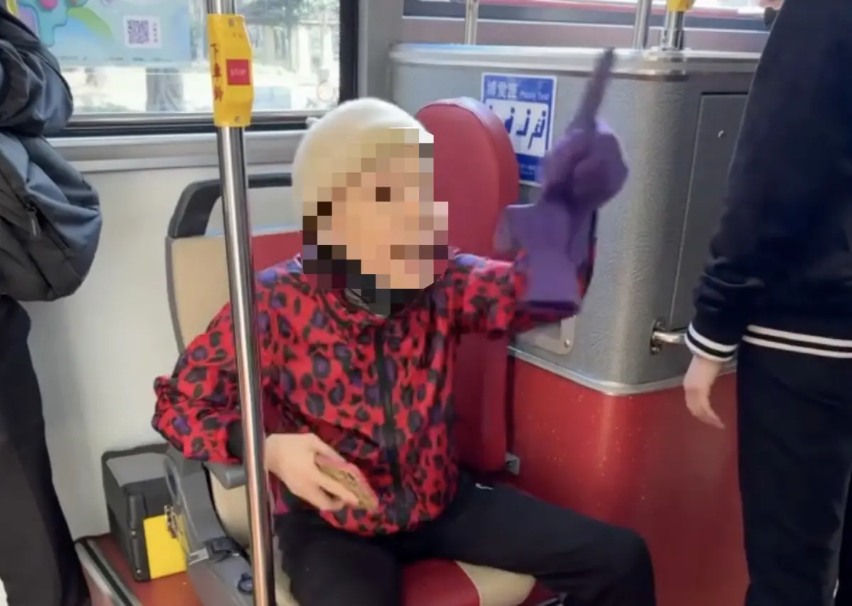 ▲一名72歲婦人今年1月在台北公車「承德幹線」上，因博愛座問題與其他乘客發生激烈口角，她自稱上海人、擁有上海護照，還怒嗆「台灣爛地方」。（圖／翻攝自Threads）