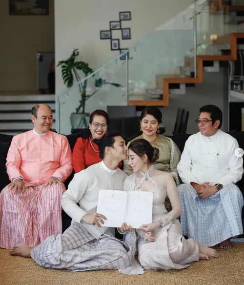 ▲最帥和尚Paing Takhon（前排左）正式和他的未婚妻Lin Mia Phyu（前排右）結婚了，幸福模樣羨煞粉絲。（圖／Paing Takhon IG）