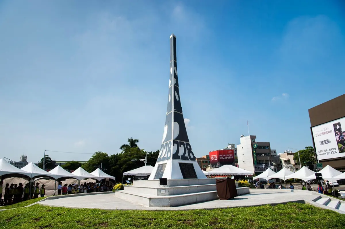 ▲目前台灣用來紀念228事件的紀念碑有數十座，其中嘉義市東區的228紀念碑最初在1989年落成，是全台首座228紀念碑。（圖／嘉義市政府提供）