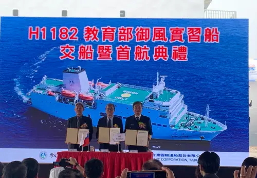 ▲教育部「御風」實習船正式交船，簽署交船文件。（圖／教育部）