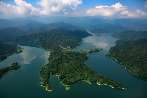 ▲華航登機影片融入台灣空拍大師齊柏林的著名紀錄片「看見台灣」。(圖／華航提供，財團法人看見・齊柏林基金會  提供/ ©台灣阿布電影股份有限公司 版權所有)