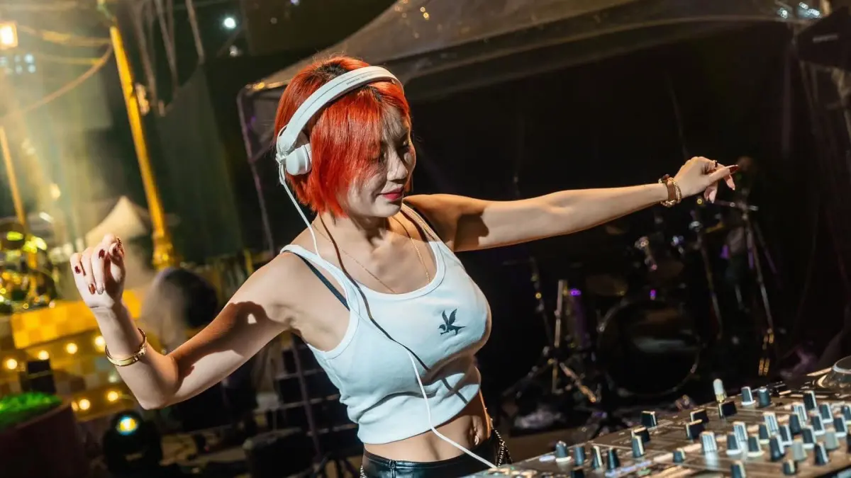 ▲潮玩祭電音派對-知名DJ妖嬌將帶來精彩的表演。（圖／高市府觀光局提供）