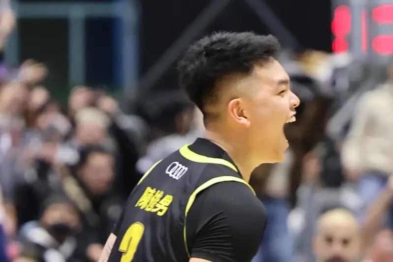 ▲TPBL 休兵兩周後，新北國王今（26）日再度對壘桃園永豐雲豹 ，傷兵困擾考 驗著國王板凳深度，「微笑射手」簡祐哲及陳俊男在決勝節挺身而出，關鍵時刻 建功，最終國王以102：99險勝，成功復仇上次交手的失利。（圖／新北國王提供）